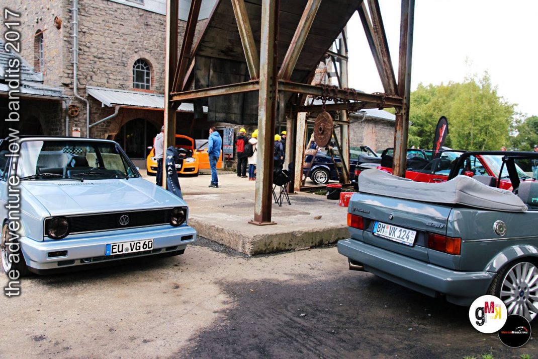 Volkswagen Golf Cabrio und weitere Oldtimer-Cabriolets unter Stahlkonstruktion auf dem Gelände einer Oldtimer-Rallye im Steinbruch