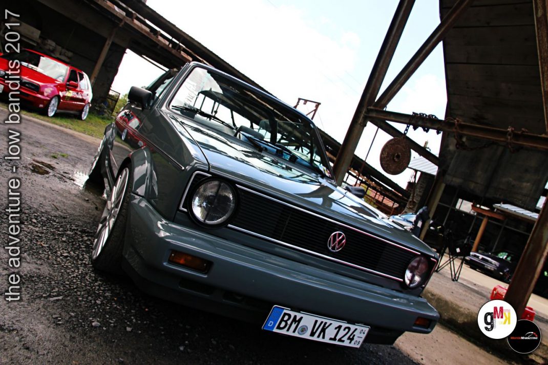 Silberner VW Golf Cabrio unter einer Industriebrücke bei der Low-Bandits-Tuning-Veranstaltung 2017