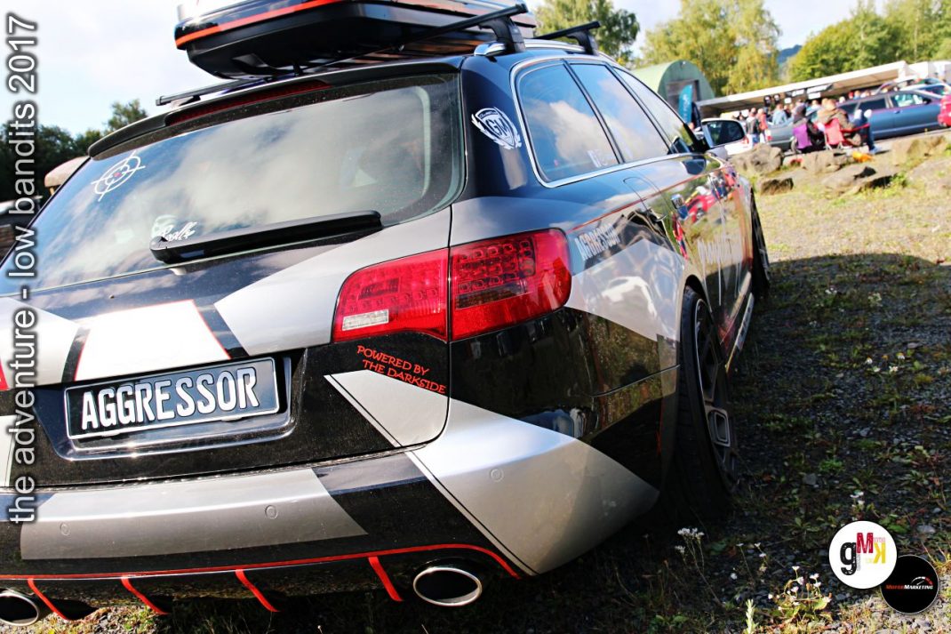 Youngtimer-SUV mit Dachbox und Sportausstattung beim Tuning-Treffen Low Bandits 2017 im Steinbruch, Besucher im Hintergrund
