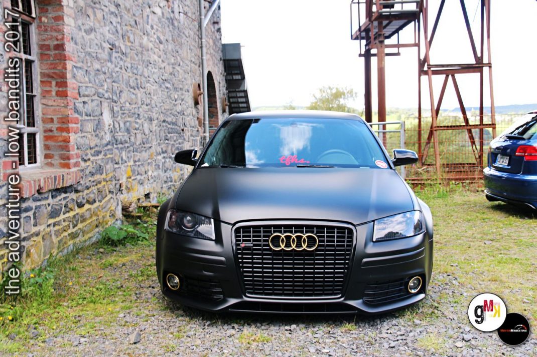 Audi-Limousine mit Tuning-Modifications vor historischen Steingebäuden bei Youngtimer-Event