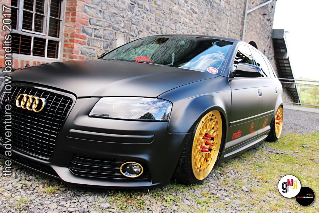 Audi mit schwarzer Lackierung und goldenen Felgen beim Tuning-Event Low Bandits 2017 im Steinbruch