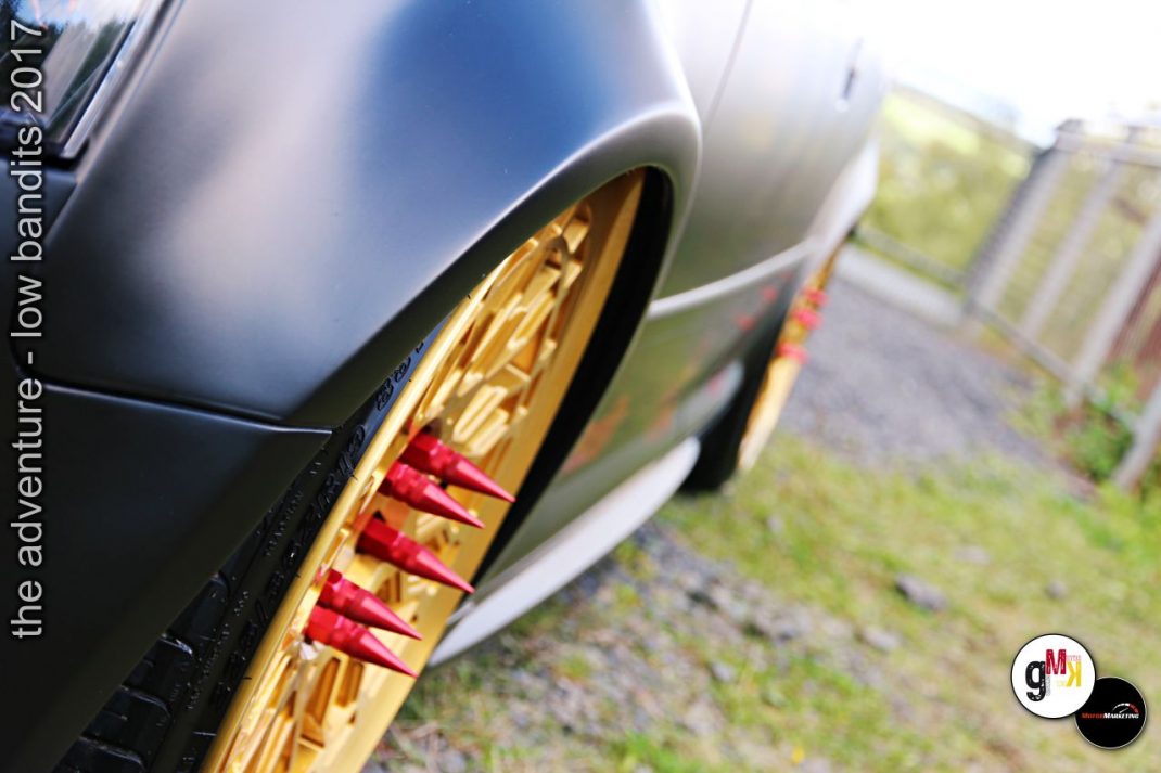Youngtimer-Limousine mit tief sitzenden Felgen und roten Rückleuchten bei der Low-Bandits-Veranstaltung 2017
