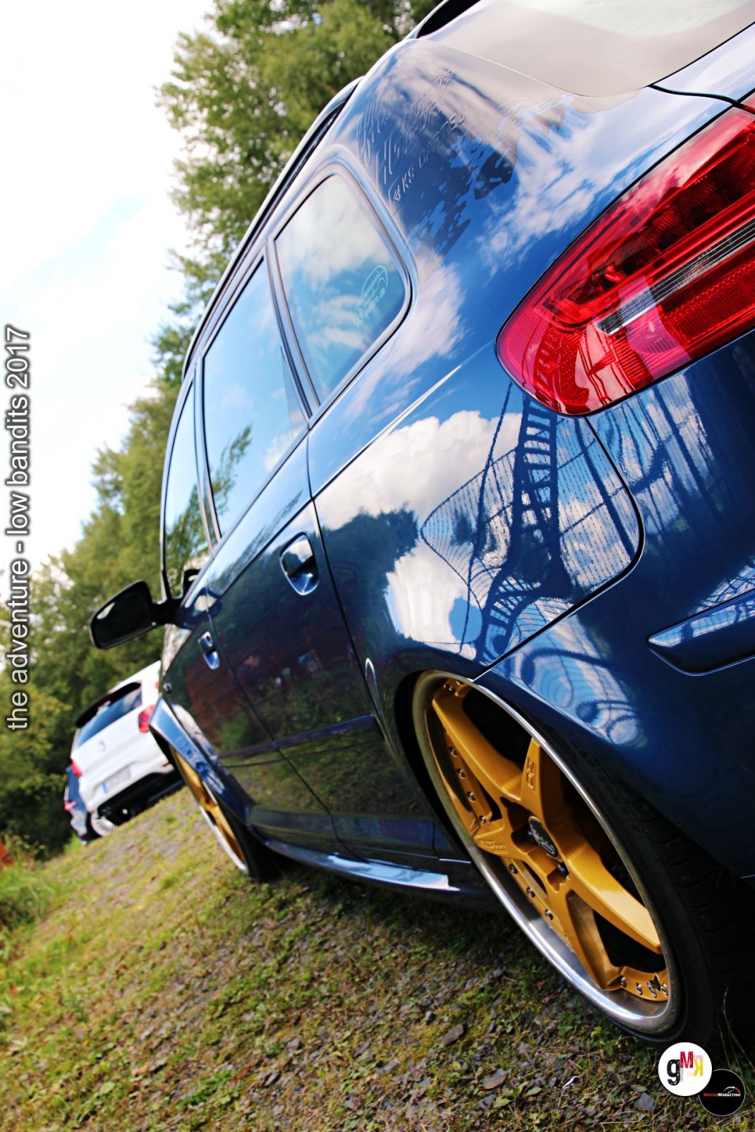 Blau lackierter Youngtimer mit goldenen Felgen und roter Heckleuchte bei der Low Bandits Tuning-Veranstaltung 2017