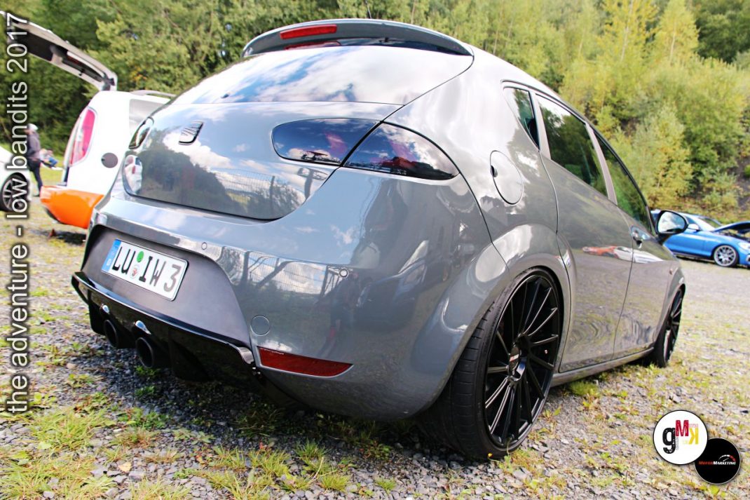 Renault-Elektrofahrzeug mit sportlichem Tuning-Setup auf Kies-Parkplatz beim Tuning-Treffen 2017