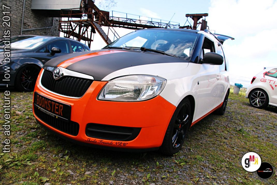 Tuning-Youngtimer in Orange-Weiß mit breitem Kühlergrill auf Ausstellungsgelände vor Industriegebäude, Low Bandits 2017