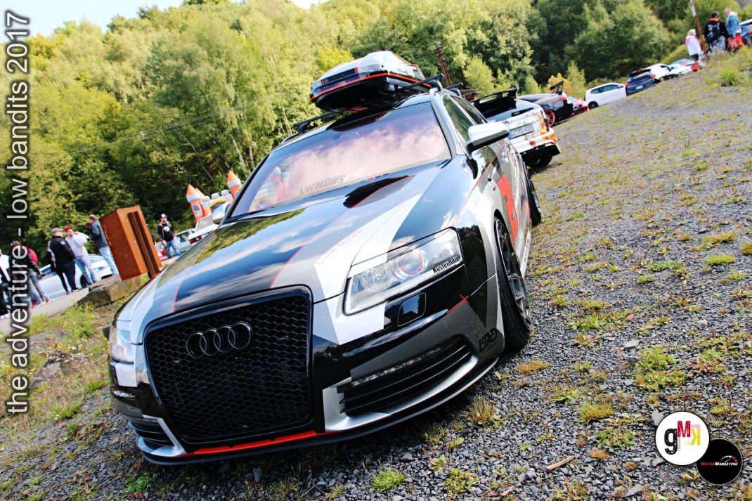 Audi Kombi mit Dachbox und Tuning-Parts beim Treffen im Steinbruch, Zuschauer im Hintergrund