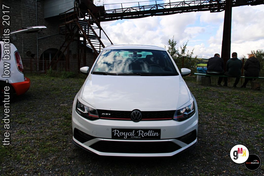 Weiße Volkswagen-Kompaktlimousine mit Tuning-Details in einem Steinbruch beim Treffen "The adventure – low bandits 2017