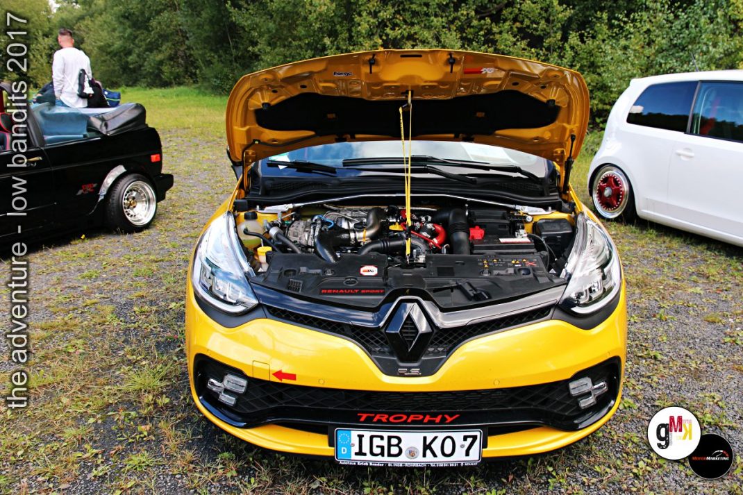 Gelber Renault Clio Trophy mit geöffneter Motorhaube auf Youngtimer-Treffen, weitere Fahrzeuge im Hintergrund