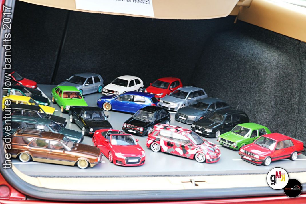 Sammlung von Spielzeugautos in verschiedenen Farben und Modellen auf weißer Ausstellungsfläche bei The Adventure Low Bandits 2017