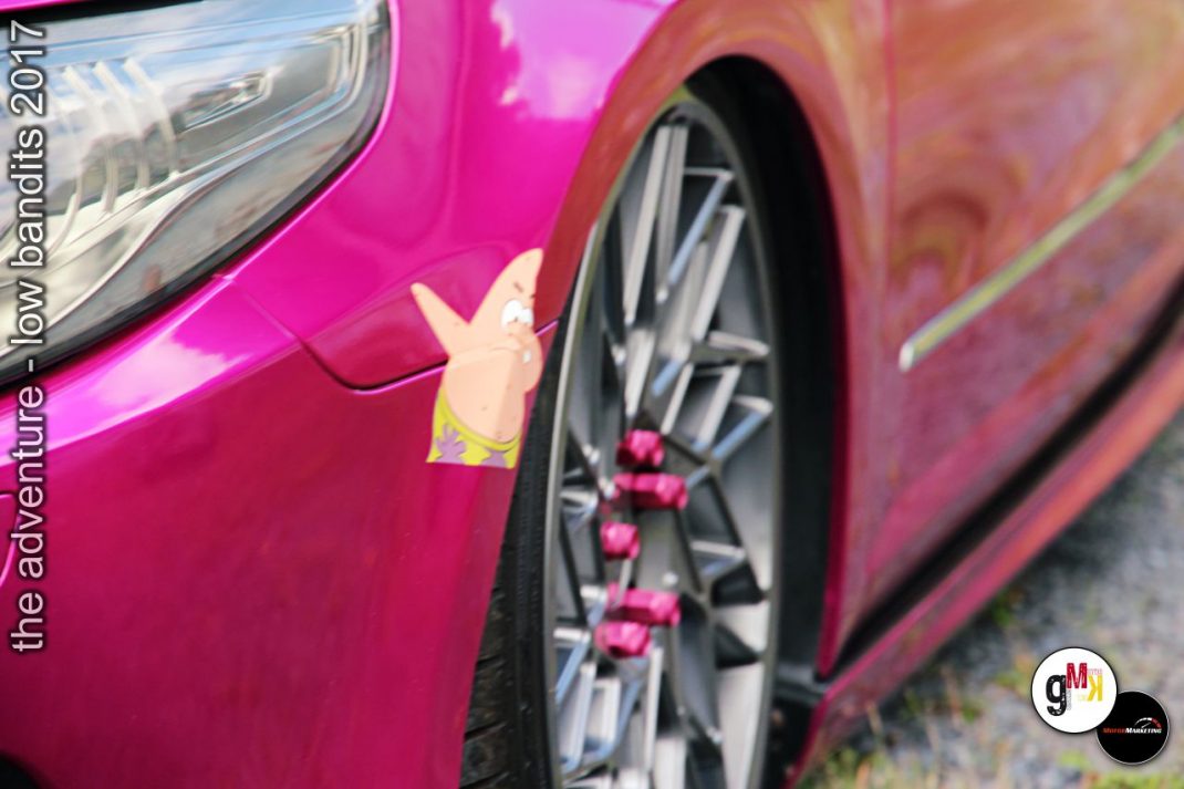 Pinkfarbener Youngtimer mit chromverziertem Rad und rosafarbenen Schmuckelementen beim Tuning-Event