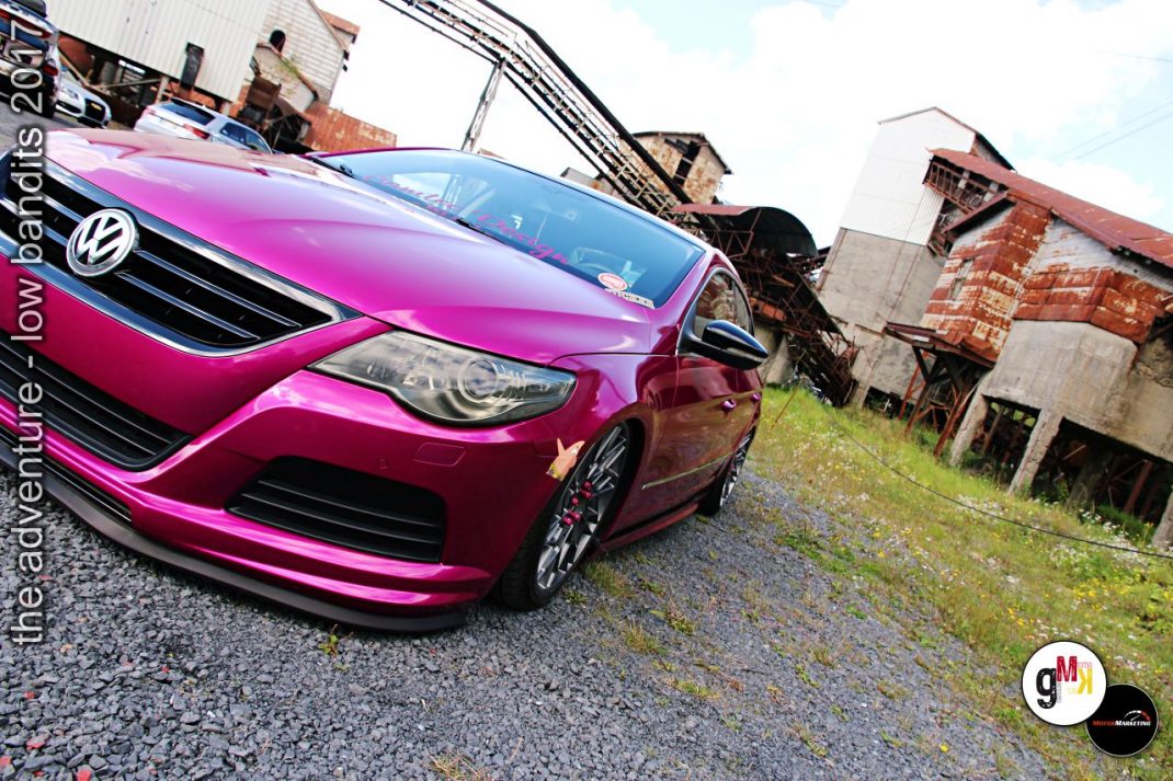 Pink lackierte VW-Limousine bei Tuning-Treffen im Industriegelände mit Ziegelbau-Ruinen im Hintergrund