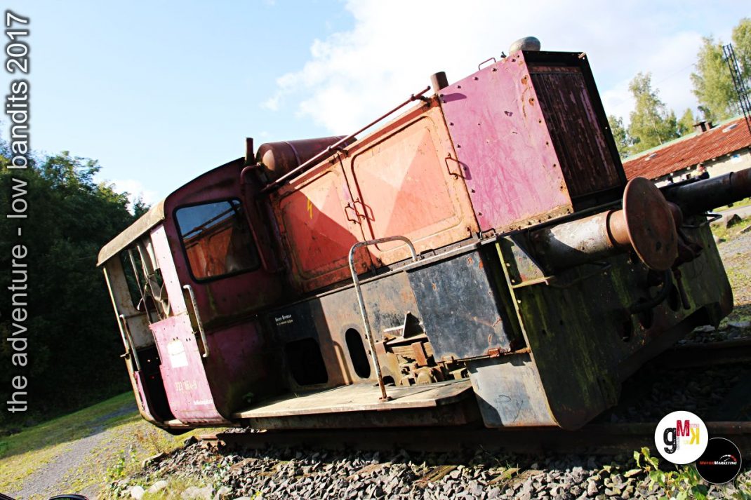Verrosteter Lastwagen mit rosafarbener Ladefläche in einem Steinbruch, Tuning-Event für Oldtimer und Youngtimer