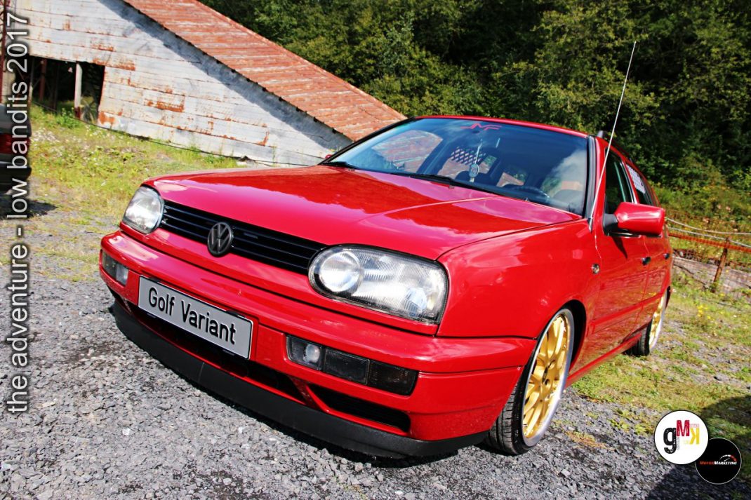 Roter VW Golf Variant mit Goldfelgen steht beim Tuning-Event in einem Steinbruch