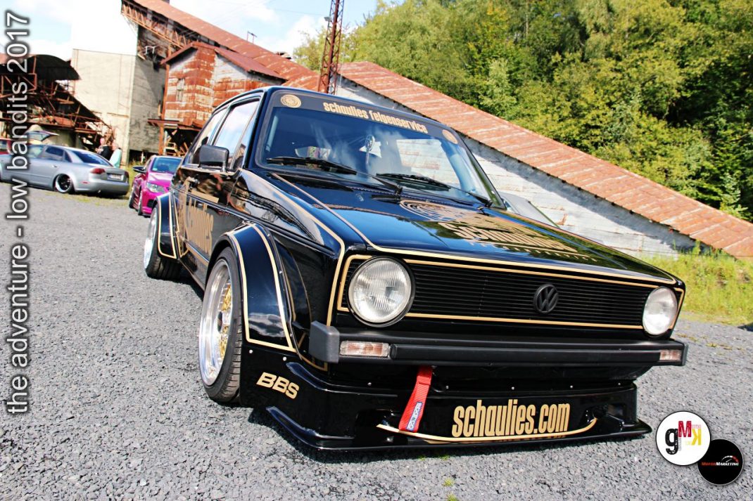 Schwarz-gold tuned VW Golf mit BBS-Felgen und Tieferlegung an Industrieruinen bei Tuning-Treffen Low Bandits