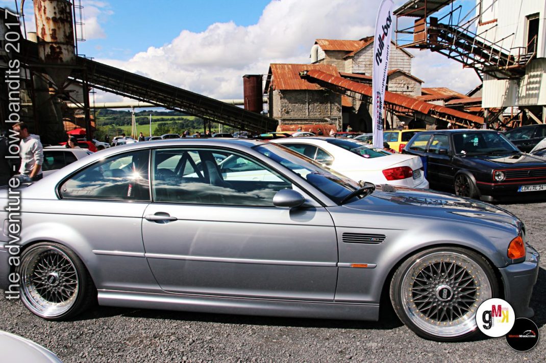Silberner Youngtimer-Sportwagen mit Tieferlegung und Felgen auf Tuning-Event im Steinbruch