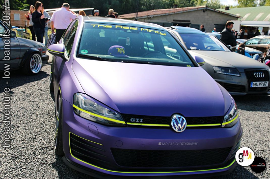 Violetter Volkswagen Golf GTI mit individueller Beleuchtung und Neon-Accents auf Tuning-Treffen im Steinbruch