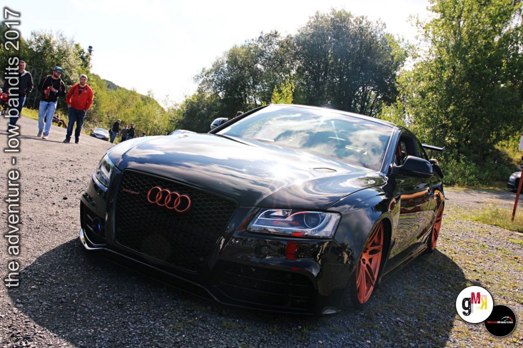 Schwarzer Audi-Sportwagen mit roten Akzenten bei der Tuning-Veranstaltung Low Bandits 2017 im Steinbruch