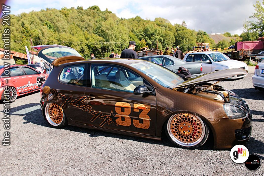 Braun lackierter Youngtimer-Kleinwagen mit offener Motorhaube und Tuning-Details auf Treffen mit anderen Fahrzeugen