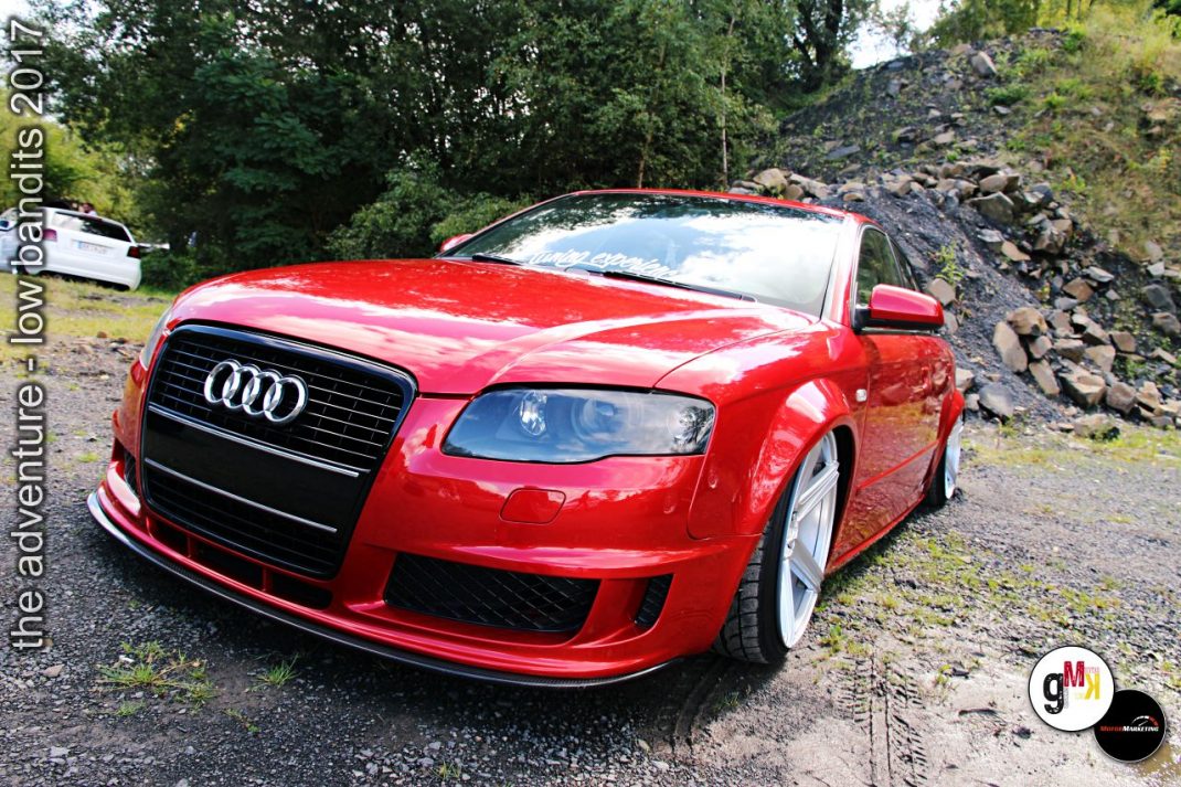 Roter Audi mit Tuning-Verkleidung in Steinbruch-Szenerie bei Youngtimer-Event