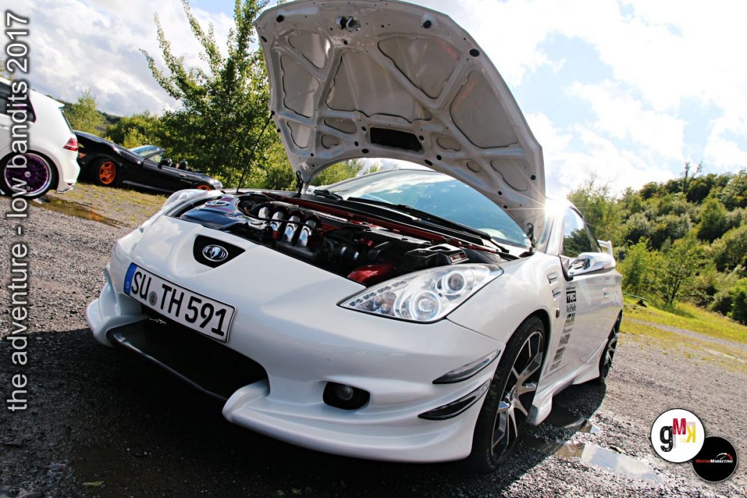 Weißer Sportwagen mit geöffneter Motorhaube und getuntem Motor bei der Low Bandits Veranstaltung 2017
