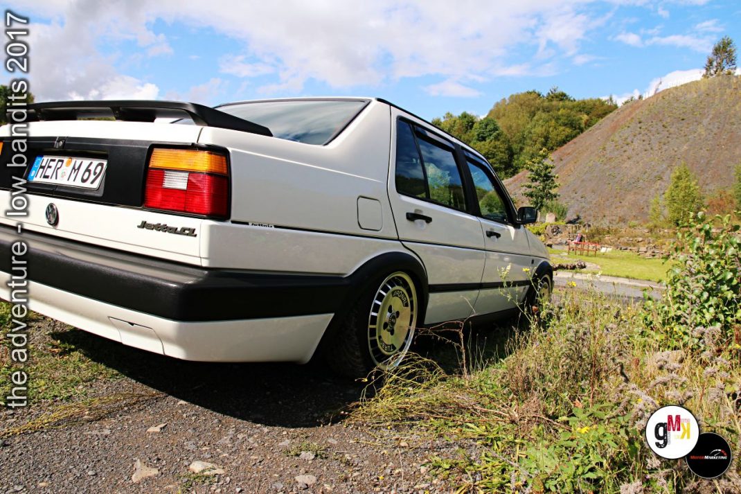 Silberne Youngtimer-Limousine mit VW-Emblem im Steinbruch während der Low Bandits Tuning-Veranstaltung 2017