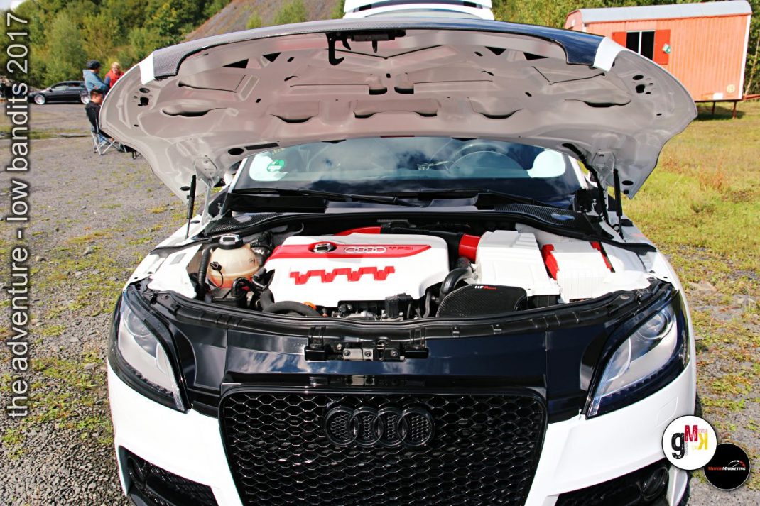 Audi-Youngtimer mit geöffneter Motorhaube zeigt rot-weißen Tuning-Motor bei der Low-Bandits-Veranstaltung 2017