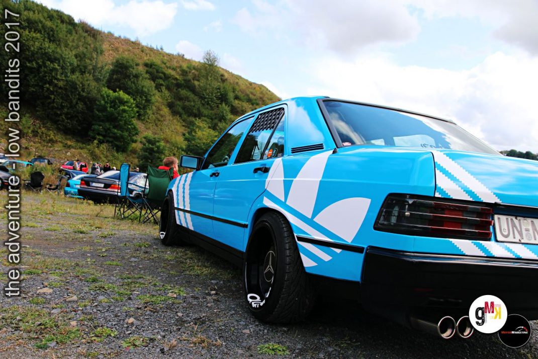 Blau-weißer Youngtimer-Limousine mit auffälligem Tuning-Design bei der Low Bandits Veranstaltung 2017