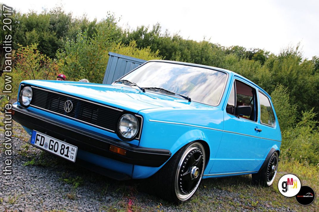 Blauer Volkswagen Golf Youngtimer mit geöffneter Motorhaube in Landschaft bei Low Bandits 2017