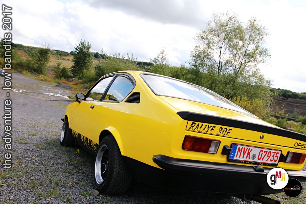 Gelber Opel-Sportwagen mit Rallyeaufkleber steht in Steinbruchlandschaft während der Low Bandits Rallye 2017