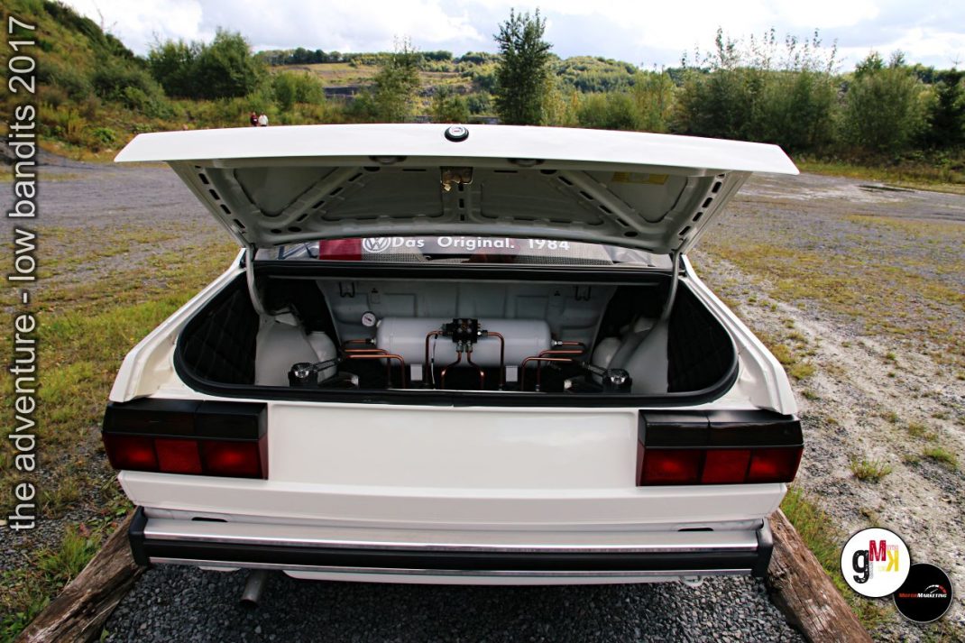Weißer Youngtimer mit geöffneter Motorhaube zeigt custom Motorausbau beim Tuning-Treffen Low Bandits 2017