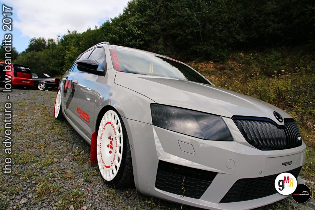 Weißer Youngtimer mit Tuning-Umbau und roten Felgen auf dem Veranstaltungsgelände der Low Bandits 2017