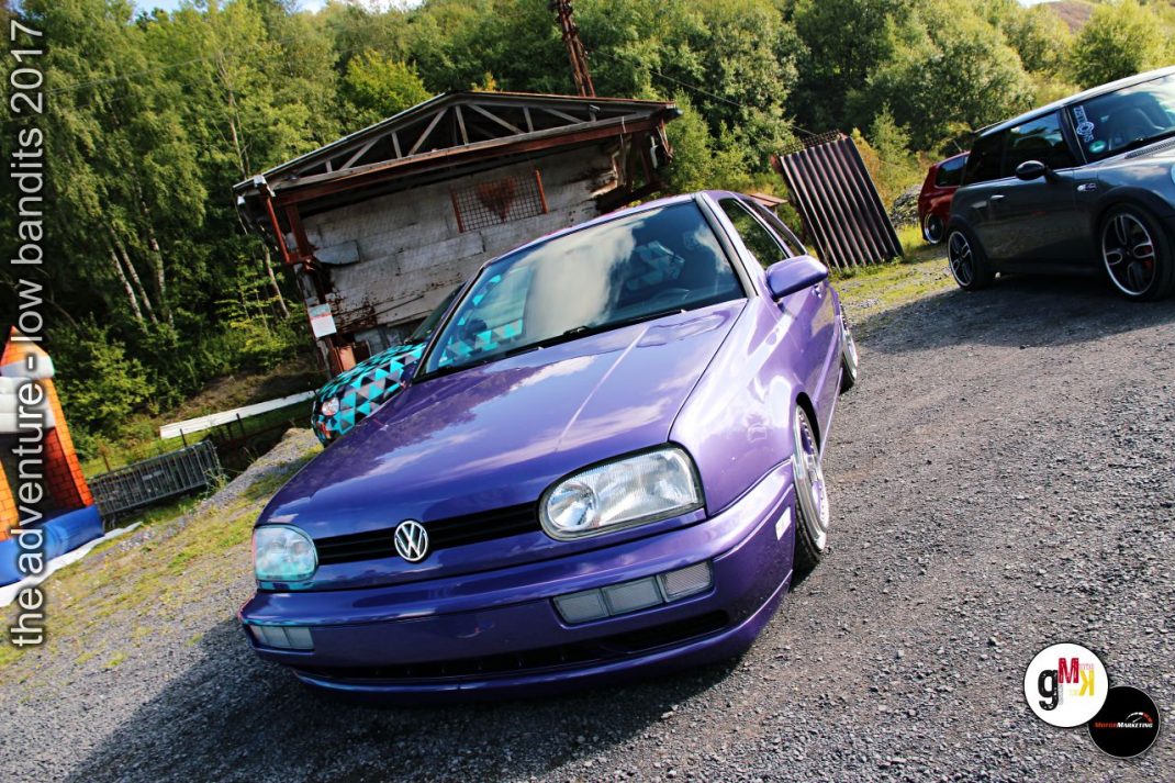 VW Golf in Violett auf Treffen mit Youngtimer und Sportwagen an Industrielocation im Steinbruch