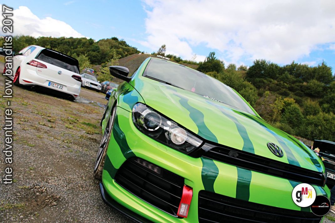 Neongrüner Youngtimer mit Tarnung-Wrap und weitere Fahrzeuge beim Tuning-Treffen im Steinbruch