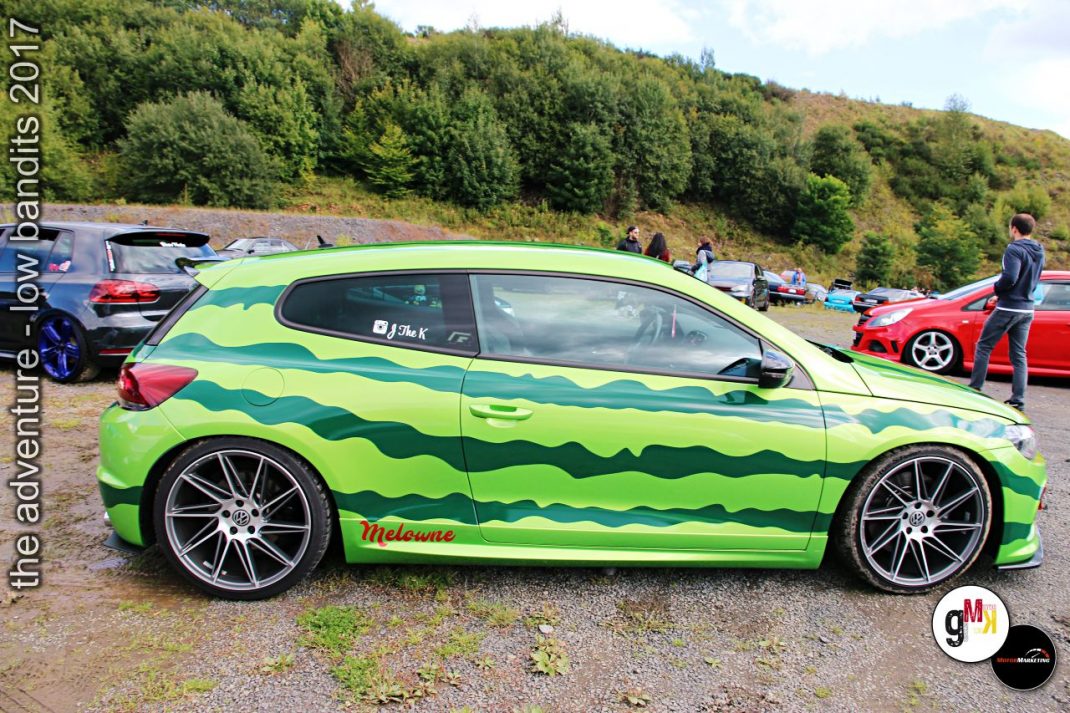 Neongrün lackierter Youngtimer-Sportler mit Wellen-Airbrush-Design bei der Tuning-Veranstaltung im Steinbruch