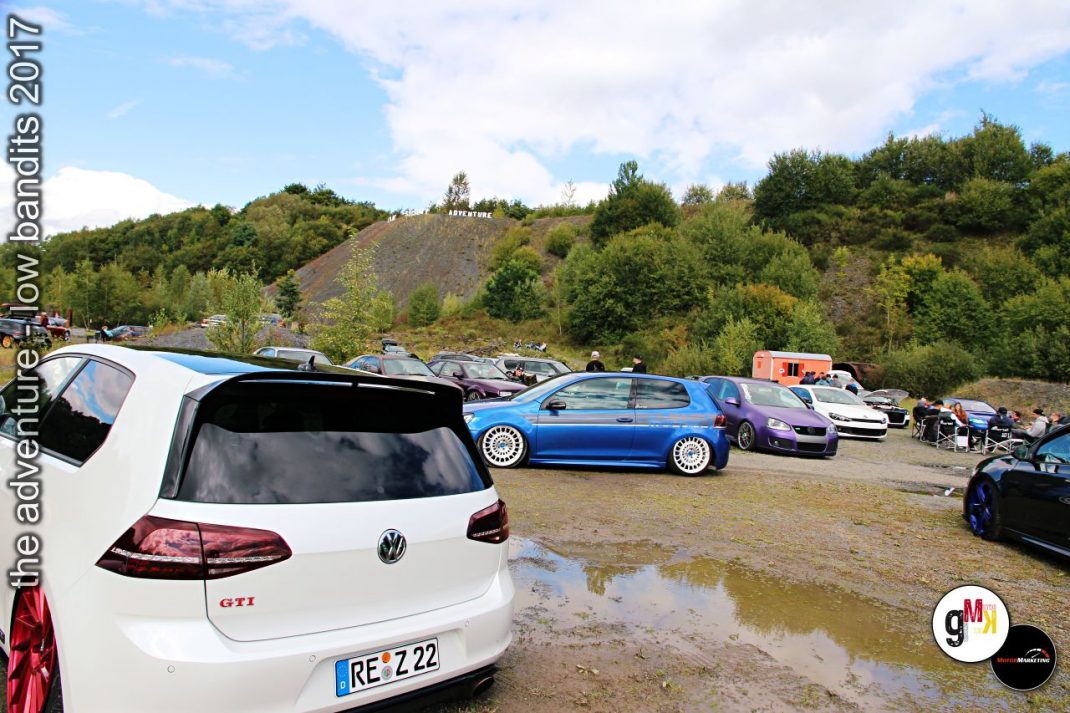 Weiße VW Golf GTI und weitere Youngtimer auf Parkplatz in Steinbruch beim Treffen Low Bandits 2017