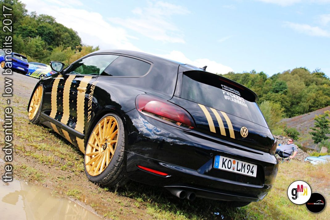 Schwarz-gelber Volkswagen Scirocco mit Tiger-Streifen und goldenen Felgen auf Tuning-Treffen im Steinbruch