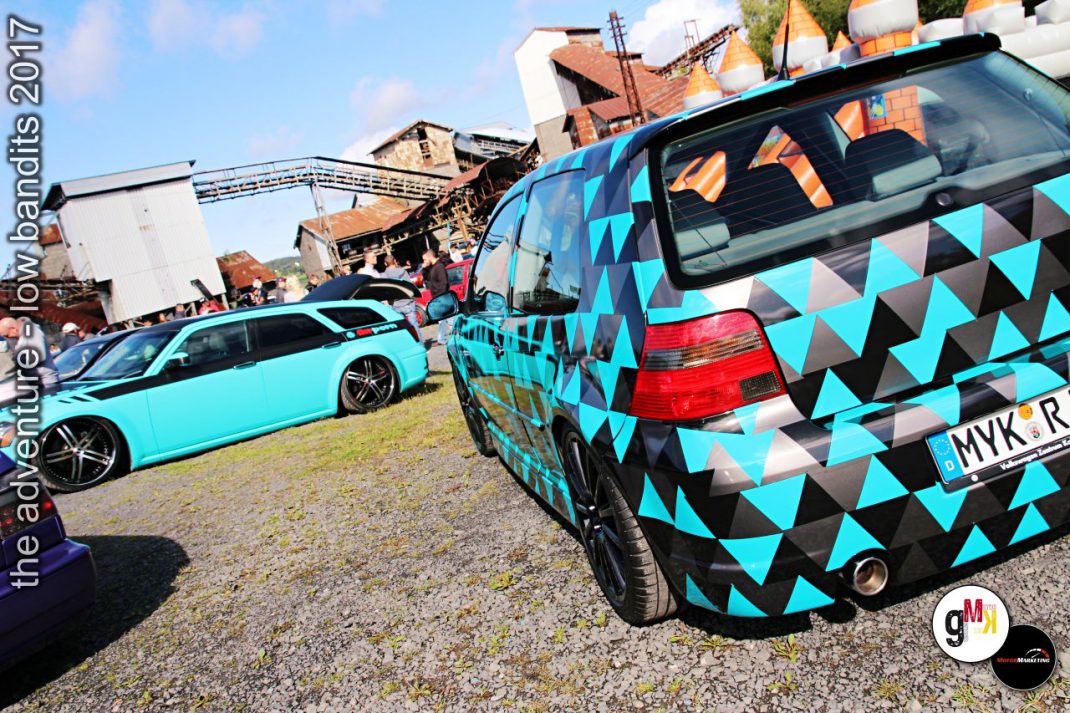 Blauangestrichene Youngtimer-Limousine mit geometrischem Muster-Design auf einem Parkplatz während der Low-Bandits-Tuning-Veranstaltung 2017