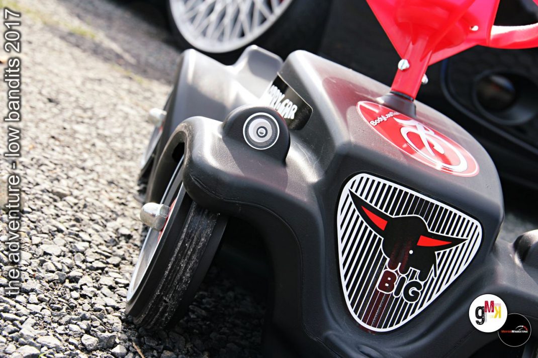 Detailaufnahme eines getunten Motorrollers mit schwarzem Lenker und rot-weißer Verkleidung beim Low Bandits Treffen 2017