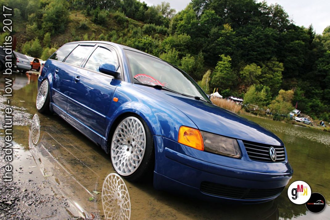 Blauer VW Passat Youngtimer mit Chromfelgen am Wasser während Low Bandits 2017 Event