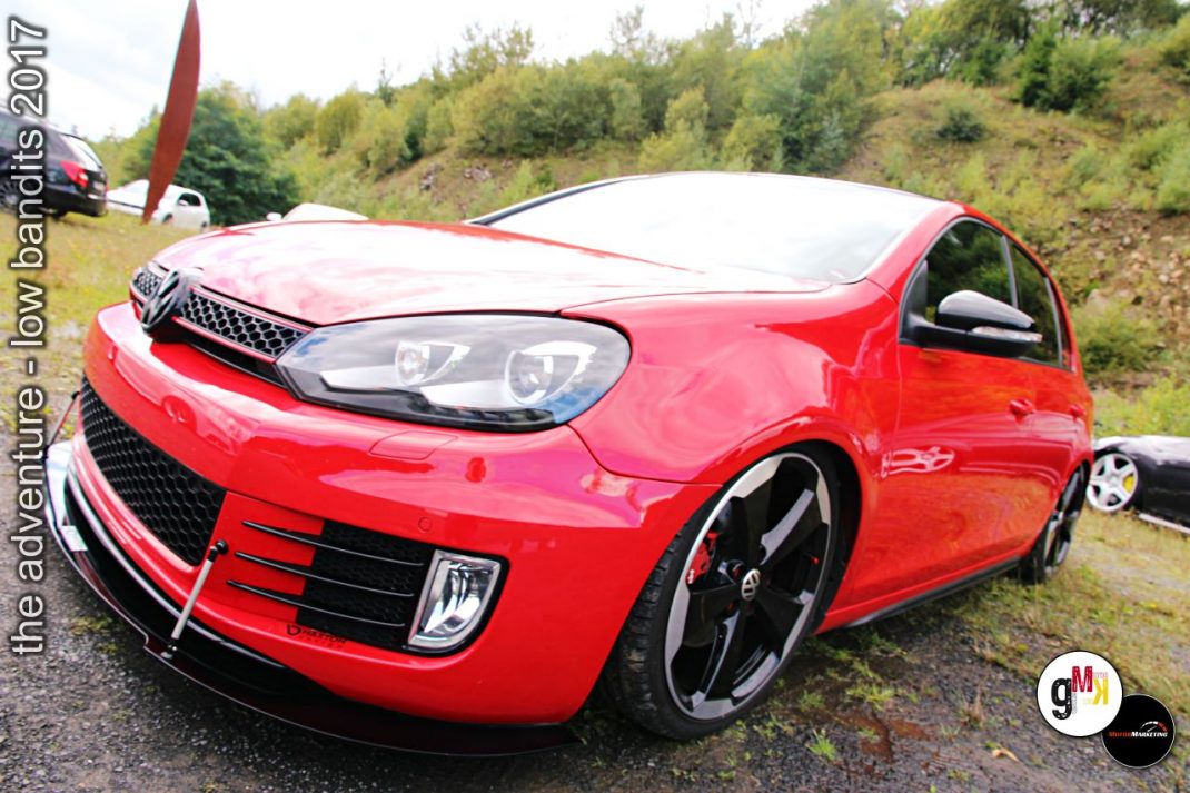 Rot-weiß getunter Sportwagen mit tiefergelegtem Fahrwerk bei der Youngtimer-Tuning-Veranstaltung Low Bandits im Steinbruch