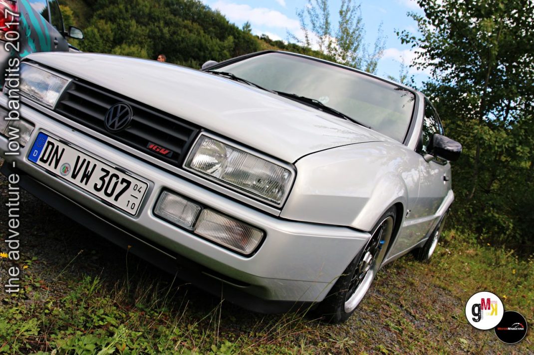 Weißer VW Golf Cabrio mit Sportpaket parkt in der Natur bei Tuning-Veranstaltung