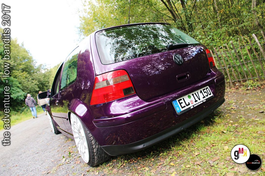Violetter VW Golf Youngtimer mit Teilnehmern auf waldiger Strecke bei der Low Bandits Rallye 2017