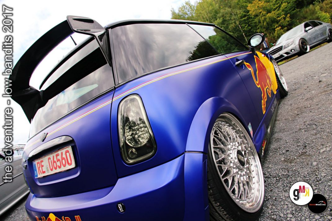 Blauer Youngtimer mit geöffneter Motorhaube und Flammen-Airbrush-Lackierung bei der Low-Bandits-Veranstaltung 2017