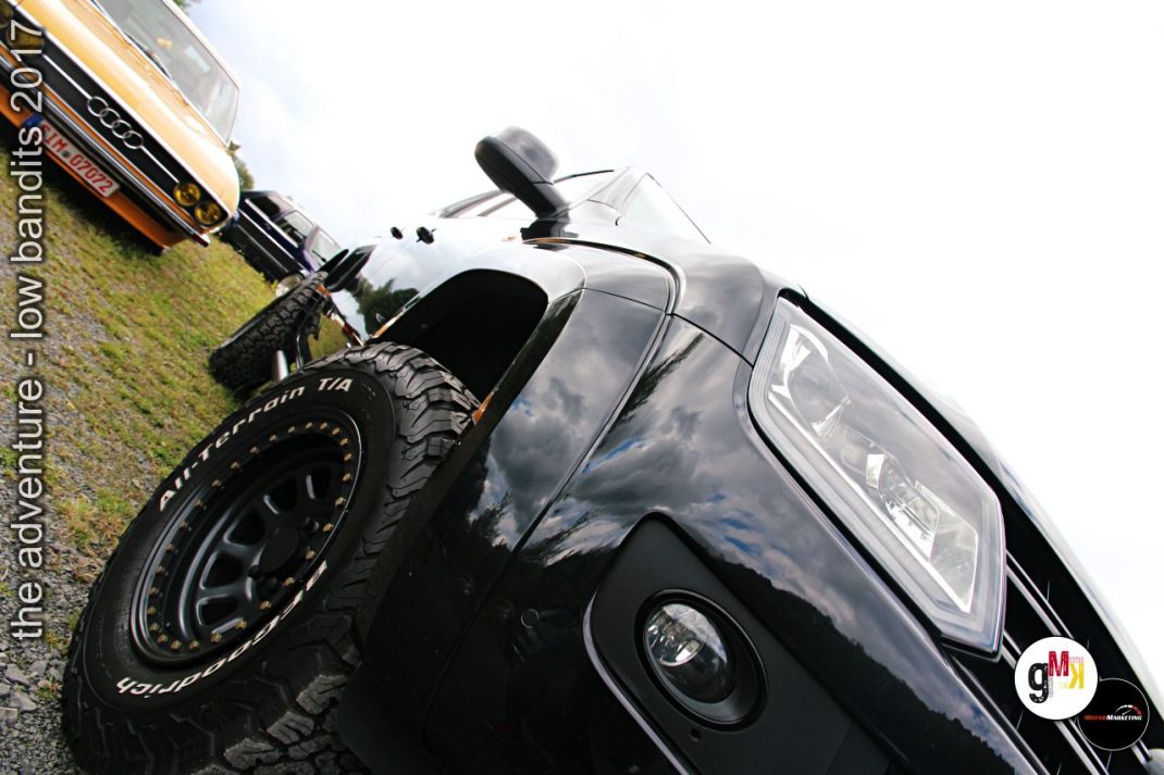 Schwarzer Geländewagen mit Schnorchel und Offroad-Reifen bei der Low Bandits 2017 Veranstaltung