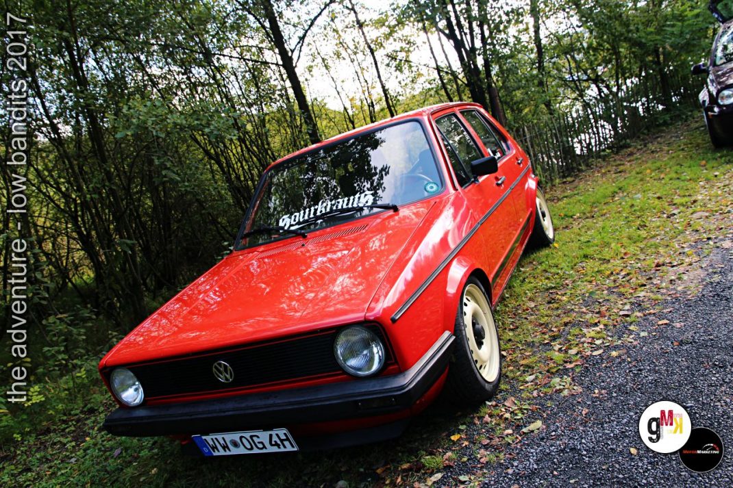 Roter VW Golf Cabrio parkt auf Waldweg während der Low Bandits Rallye 2017