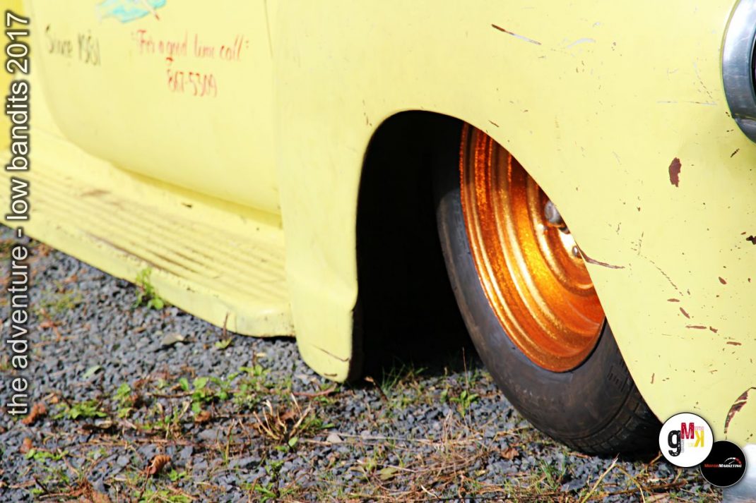 Detailaufnahme einer roten Rückleuchte an gelbem Oldtimer-Fahrzeug beim Low-Bandits-Event 2017