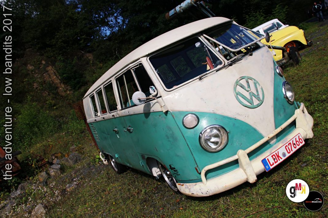 VW Bus Bulli in Türkis-Weiß mit gelben Youngtimer auf dem Dach bei Low Bandits 2017 Treffen auf Wiese