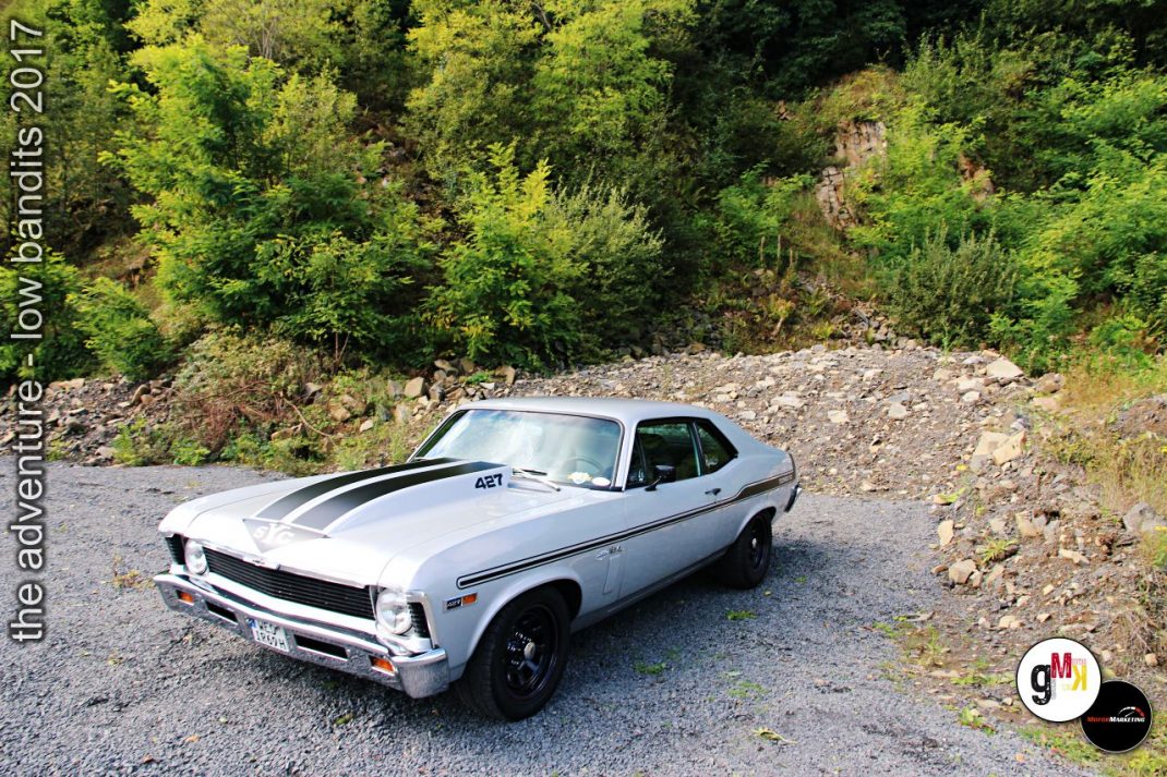 Weißer Oldtimer-Muscle-Car mit schwarzem Motorhaube-Streifen in einem Steinbruch während der Youngtimer-Tour Low Bandits