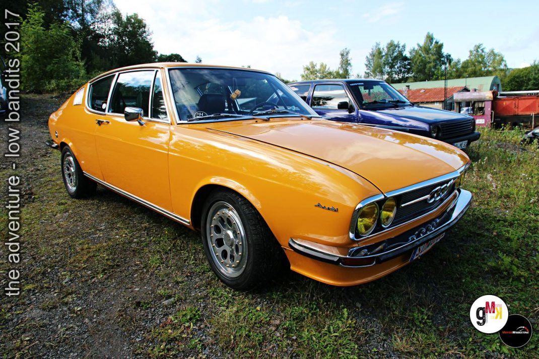Goldgelber Audi-Oldtimer auf Treffen mit weiteren klassischen Fahrzeugen im Hintergrund, low bandits 2017