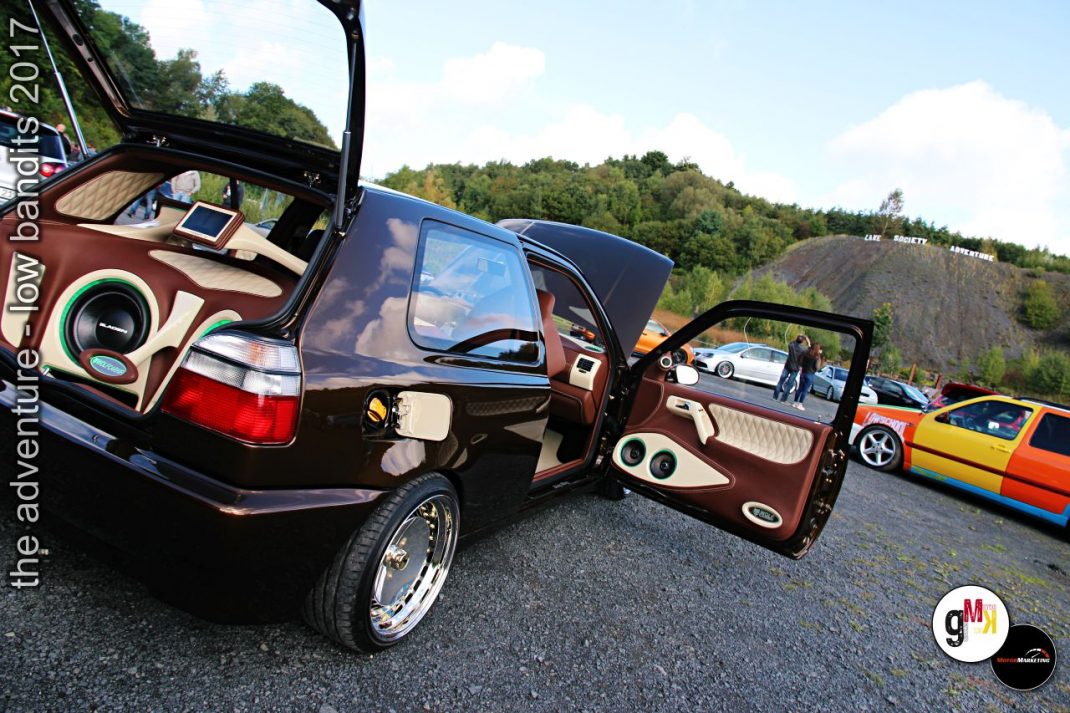 Getunter Youngtimer mit offenem Kofferraum und Flügeltüren präsentiert sein Tuning-Interieur beim Low-Bandits-Treffen im Steinbruch